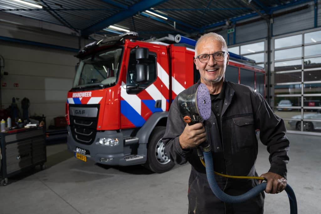Carrosserie Touw – werkstuk Carrosserie Touw: vakman bij een brandweerwagen in de werkplaats